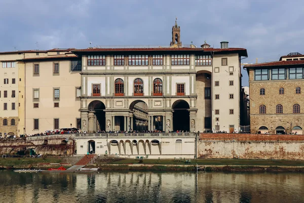 Florence, İtalya - 29 Aralık 2023: Uffizi Galerisi, Floransa Tarih Merkezi 'ndeki Piazza della Signoria' nın bitişiğindeki tanınmış bir sanat müzesi.
