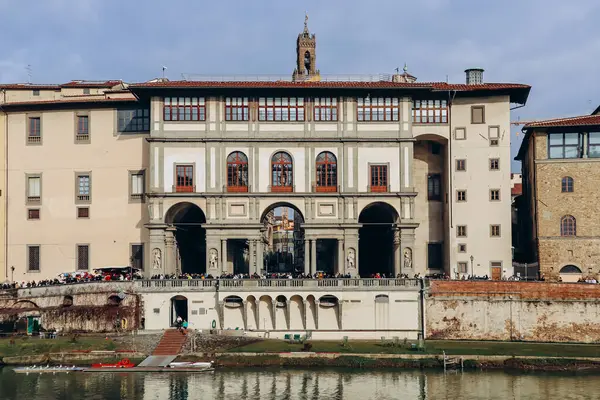 Florence, İtalya - 29 Aralık 2023: Uffizi Galerisi, Floransa Tarih Merkezi 'ndeki Piazza della Signoria' nın bitişiğindeki tanınmış bir sanat müzesi.