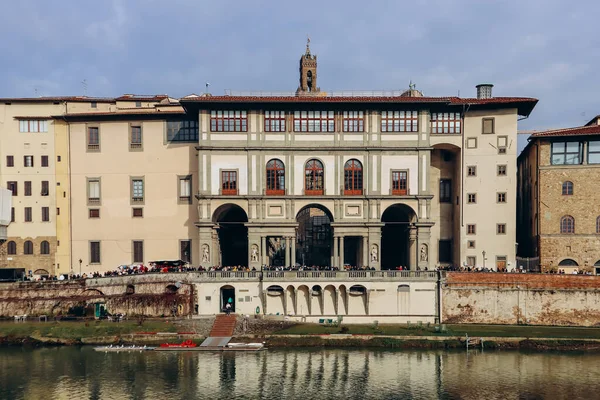 Florence, İtalya - 29 Aralık 2023: Uffizi Galerisi, Floransa Tarih Merkezi 'ndeki Piazza della Signoria' nın bitişiğindeki tanınmış bir sanat müzesi.