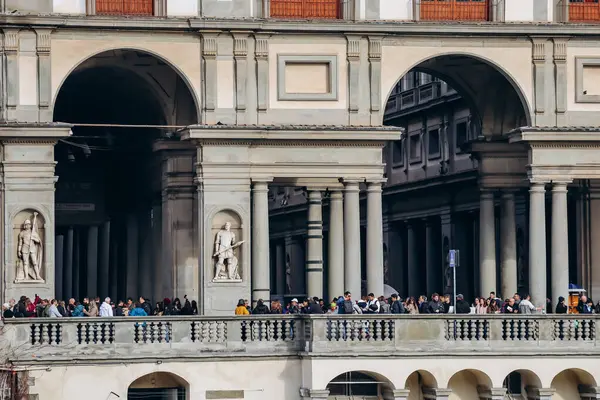 Florence, İtalya - 29 Aralık 2023: Uffizi Galerisi, Floransa Tarih Merkezi 'ndeki Piazza della Signoria' nın bitişiğindeki tanınmış bir sanat müzesi.