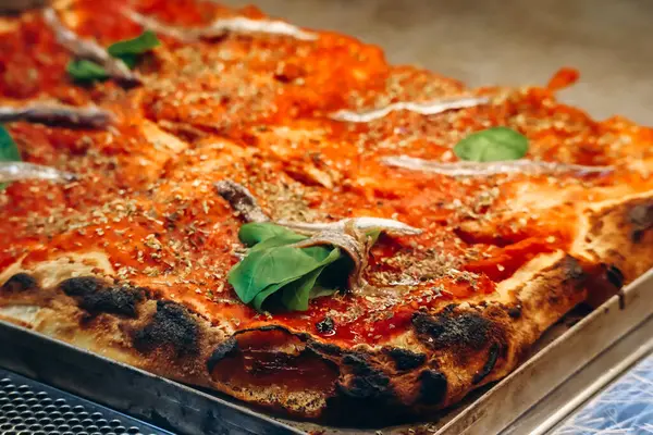 Floransa 'da bir restoranda Marinara pizzasının yakın çekimi.