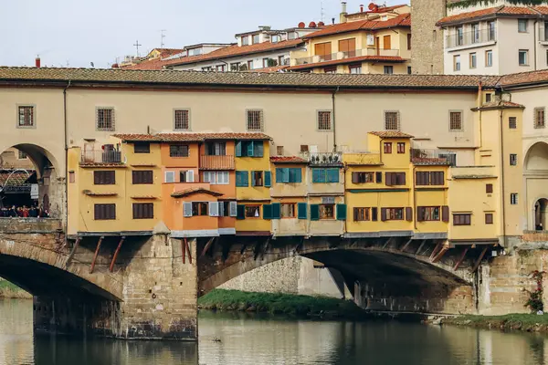 Ponte Vecchio, İtalya 'nın Floransa kentinde, Arno üzerinde kapalı-spandrel segmental kemer köprüsü.
