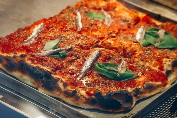 Floransa 'da bir restoranda Marinara pizzasının yakın çekimi.