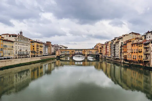 Floransa 'daki Arno Nehri manzarası ve ünlü Ponte Vecchio (Eski Köprü)).