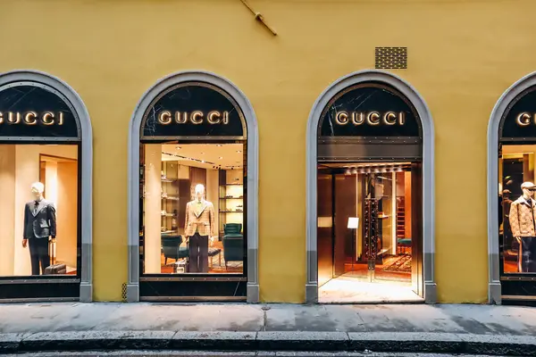 Floransa, İtalya - 29 Aralık 2023: Floransa, İtalya 'nın merkezinde bulunan Gucci butiğinin cephesi