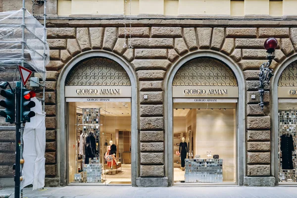 Florence, İtalya - 29 Aralık 2023: Floransa, İtalya 'nın merkezinde Giorgio Armani butiğinin cephesi