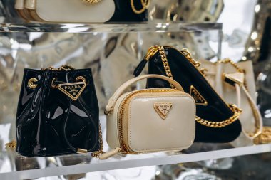 Florence, İtalya - 29 Aralık 2023: Prada çantaları Floransa 'nın merkezindeki bir Prada mağazasında sergileniyor