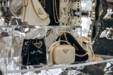 Florence, İtalya - 29 Aralık 2023: Prada çantaları Floransa 'nın merkezindeki bir Prada mağazasında sergileniyor