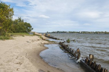 St. Petersburg yakınlarındaki Neva yakınlarındaki Verkhovodny Köprüsü 'nün destekçileri, 1943' te abluka kaldırıldıktan sonra trenlerin geçtiği köprü.