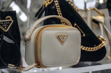 Florence, İtalya - 29 Aralık 2023: Prada çantaları Floransa 'nın merkezindeki bir Prada mağazasında sergileniyor