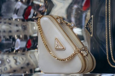 Florence, İtalya - 29 Aralık 2023: Prada çantaları Floransa 'nın merkezindeki bir Prada mağazasında sergileniyor