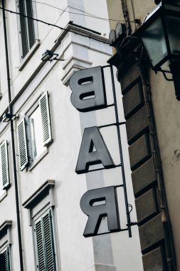 Güzel eski bir binanın üzerindeki bar tabelası.