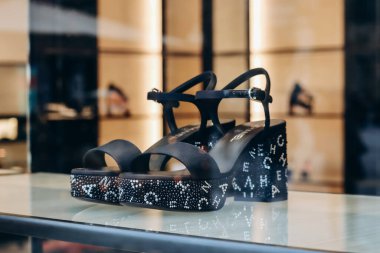 Floransa, İtalya - 29 Aralık 2023: Chanel ayakkabılar Floransa 'nın merkezinde bir butik vitrinde