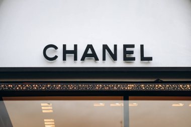 Floransa, İtalya - 29 Aralık 2023: Floransa, İtalya 'nın merkezinde Chanel tabela