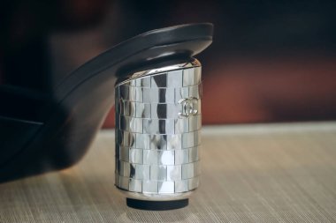 Floransa, İtalya - 29 Aralık 2023: Chanel ayakkabılar Floransa 'nın merkezinde bir butik vitrinde
