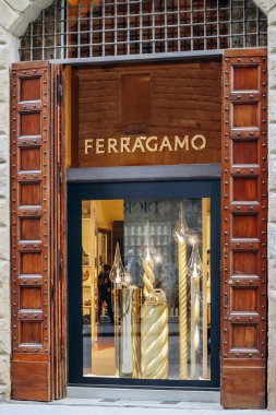 Floransa, İtalya - 29 Aralık 2023: Floransa, İtalya 'nın merkezindeki Salvatore Ferragamo butiği