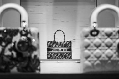 Florence, İtalya - 29 Aralık 2023: Floransa 'nın merkezindeki bir butik vitrininde Hıristiyan Dior çantaları