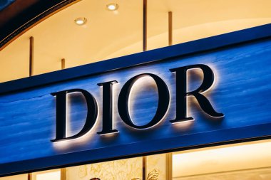 Florence, İtalya - 29 Aralık 2023: Floransa, İtalya 'nın merkezinde Dior tabelası