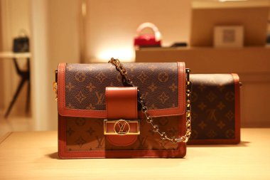 Floransa, İtalya - 29 Aralık 2023: Louis Vuitton, Floransa 'nın merkezindeki bir butik vitrininde çanta taşıyor.