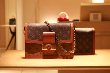 Floransa, İtalya - 29 Aralık 2023: Louis Vuitton, Floransa 'nın merkezindeki bir butik vitrininde çanta taşıyor.