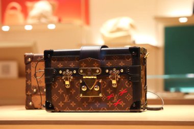 Floransa, İtalya - 29 Aralık 2023: Louis Vuitton, Floransa 'nın merkezindeki bir butik vitrininde çanta taşıyor.