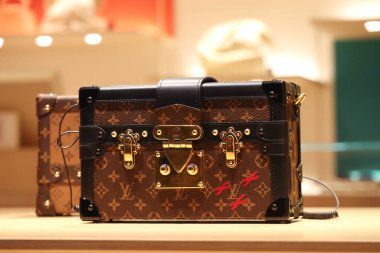Floransa, İtalya - 29 Aralık 2023: Louis Vuitton, Floransa 'nın merkezindeki bir butik vitrininde çanta taşıyor.