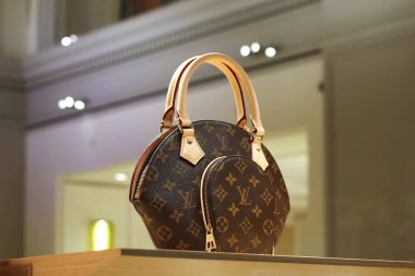 Floransa, İtalya - 29 Aralık 2023: Louis Vuitton, Floransa 'nın merkezindeki bir butik vitrininde çanta taşıyor.