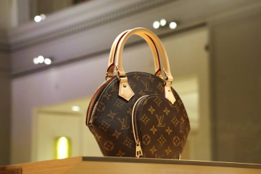 Floransa, İtalya - 29 Aralık 2023: Louis Vuitton, Floransa 'nın merkezindeki bir butik vitrininde çanta taşıyor.