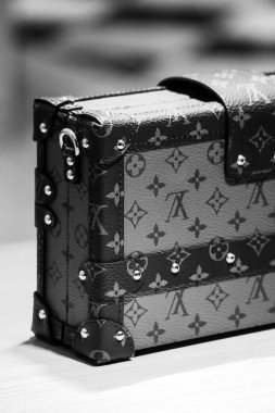 Floransa, İtalya - 29 Aralık 2023: Louis Vuitton, Floransa 'nın merkezindeki bir butik vitrininde çanta taşıyor.