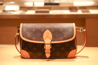 Floransa, İtalya - 29 Aralık 2023: Louis Vuitton, Floransa 'nın merkezindeki bir butik vitrininde çanta taşıyor.