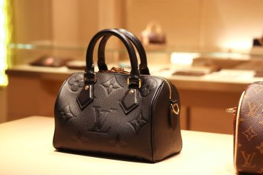 Floransa, İtalya - 29 Aralık 2023: Louis Vuitton, Floransa 'nın merkezindeki bir butik vitrininde çanta taşıyor.
