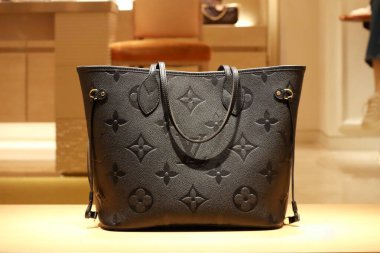 Floransa, İtalya - 29 Aralık 2023: Louis Vuitton, Floransa 'nın merkezindeki bir butik vitrininde çanta taşıyor.