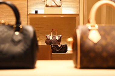Floransa, İtalya - 29 Aralık 2023: Louis Vuitton, Floransa 'nın merkezindeki bir butik vitrininde çanta taşıyor.