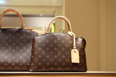Floransa, İtalya - 29 Aralık 2023: Louis Vuitton, Floransa 'nın merkezindeki bir butik vitrininde çanta taşıyor.