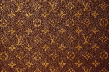 Florence, İtalya - 29 Aralık 2023: Louis Vuitton çantasındaki ünlü monogram