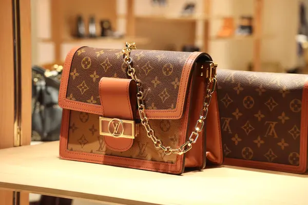 Floransa, İtalya - 29 Aralık 2023: Louis Vuitton, Floransa 'nın merkezindeki bir butik vitrininde çanta taşıyor.