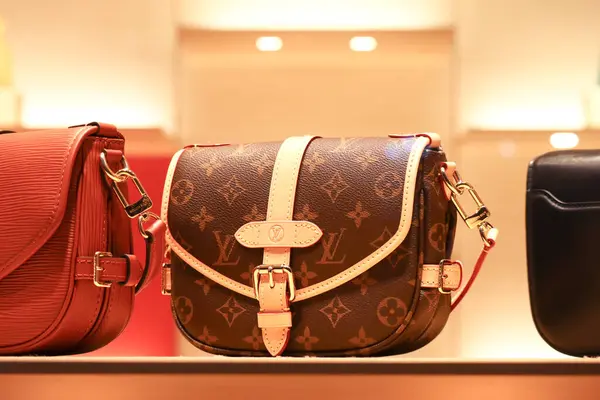 Floransa, İtalya - 29 Aralık 2023: Louis Vuitton, Floransa 'nın merkezindeki bir butik vitrininde çanta taşıyor.