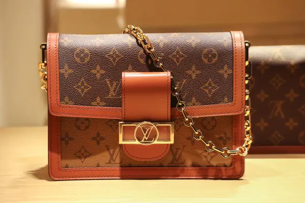 Floransa, İtalya - 29 Aralık 2023: Louis Vuitton, Floransa 'nın merkezindeki bir butik vitrininde çanta taşıyor.