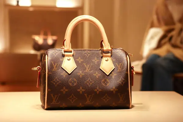 Floransa, İtalya - 29 Aralık 2023: Louis Vuitton, Floransa 'nın merkezindeki bir butik vitrininde çanta taşıyor.