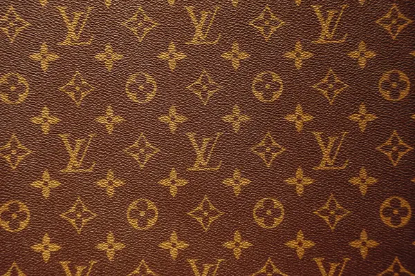 Florence, İtalya - 29 Aralık 2023: Louis Vuitton çantasındaki ünlü monogram