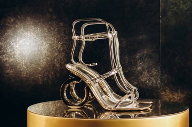 Florence, İtalya - 29 Aralık 2023: Floransa 'nın merkezindeki bir butik vitrininde Salvatore Ferragamo' nun ayakkabıları