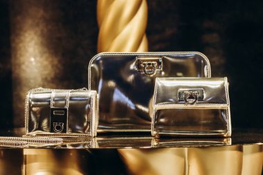 Floransa, İtalya - 29 Aralık 2023: Salvatore Ferragamo çantaları Floransa 'nın merkezinde bir butik vitrininde
