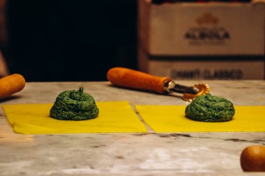 İtalyan cappellacci, ricotta ve ıspanaklı.