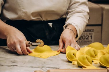 Şef kapellacci 'yi ricotta ve ıspanakla hazırlar.