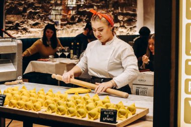 Florence, İtalya - 29 Aralık 2023: Aşçı kapel balığını ricotta ve ıspanakla hazırlıyor