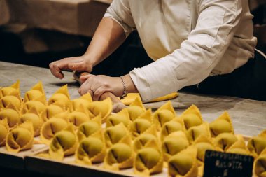 Şef kapellacci 'yi ricotta ve ıspanakla hazırlar.