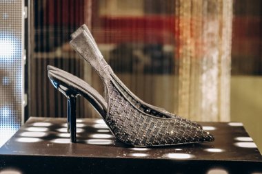 Florence, İtalya - 29 Aralık 2023: Armani ayakkabılar Floransa 'nın merkezinde bir butik vitrinde