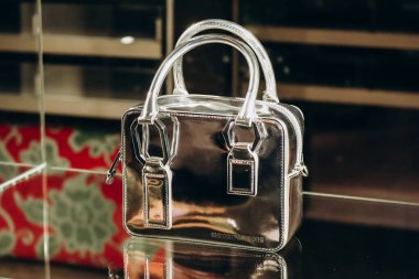 Florence, İtalya - 29 Aralık 2023: Floransa 'nın merkezinde bir vitrinde Armani çanta