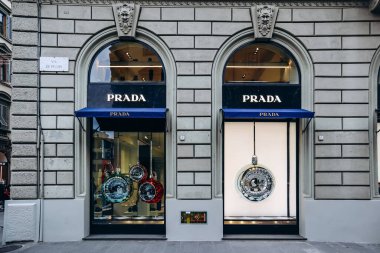 Florence, İtalya - 29 Aralık 2023: Floransa, İtalya 'nın merkezindeki Prada butiği cephesi