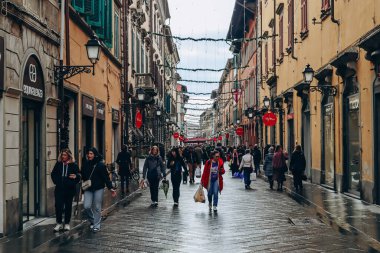 Pisa, İtalya - 30 Aralık 2023: Pisa şehir merkezi, Toskana bölgesi, orta İtalya